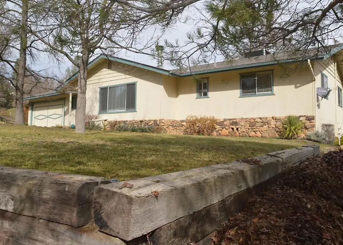 Beautiful 3 Bedroom Home Located Near Yosemite